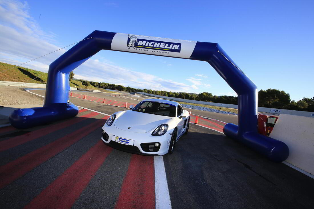 Inflatable arch for Michelin race 